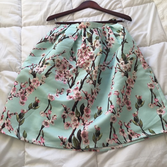 DONATED NWT 🌸🌸 Francesca’s midi floral skirt - Picture 8 of 8